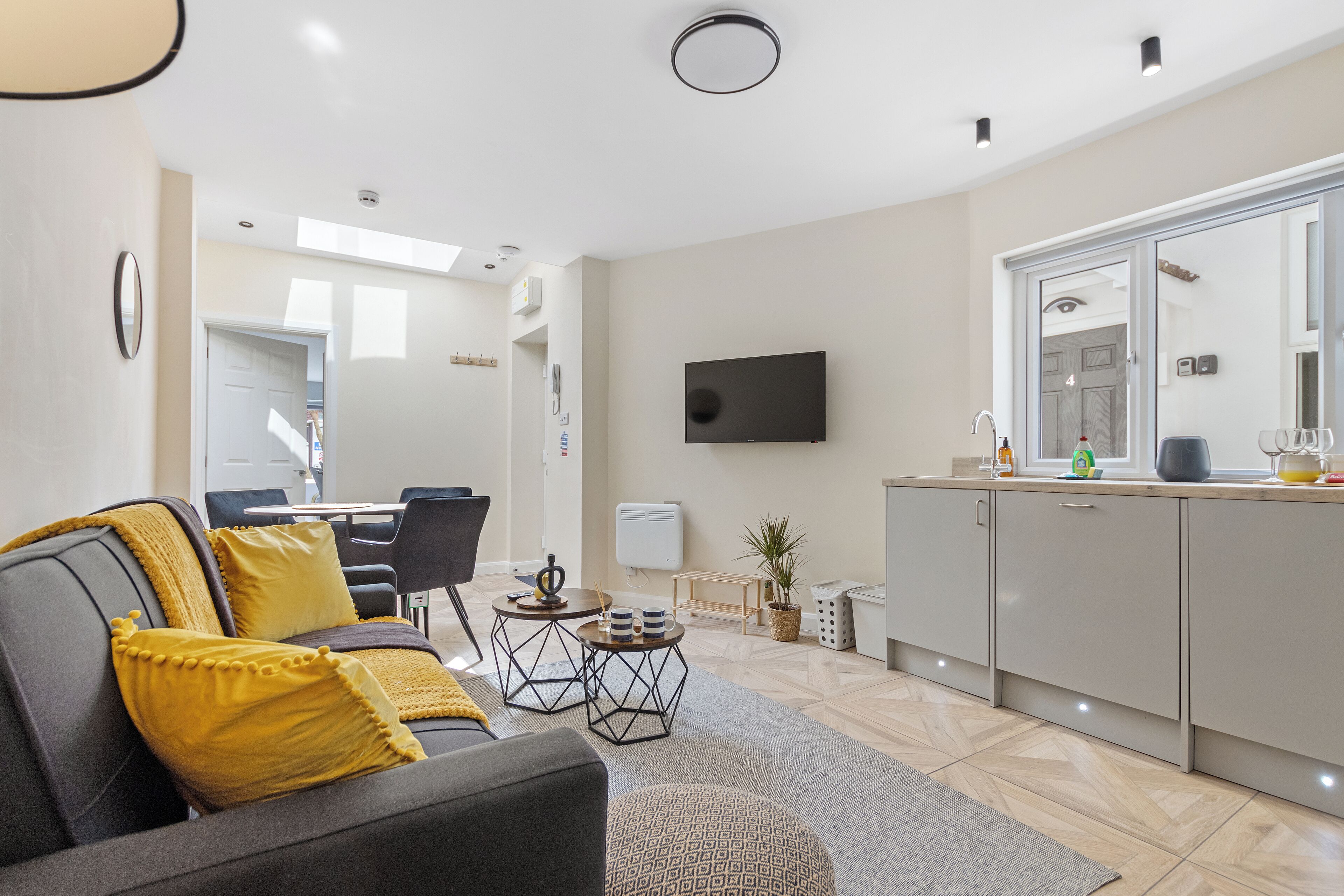 ファミリー アパートメント 2 ベッドルーム 禁煙 パティオ | リビング エリア | テレビ