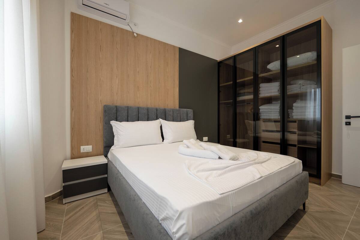 Escritorio, wifi gratis y ropa de cama 