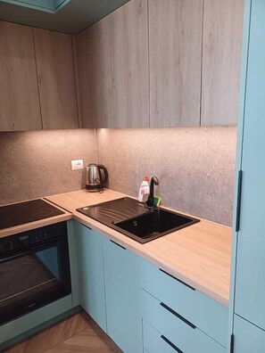 Appartement | Cuisine privée | Réfrigérateur grande capacité avec congélateur, cafetière-théière
