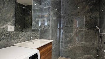 Departamento | Baño | Regadera, secadora de cabello, toallas, jabón