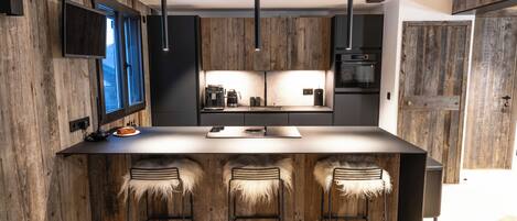 Kjøleskap, mikrobølgeovn, ovn og kokeplater