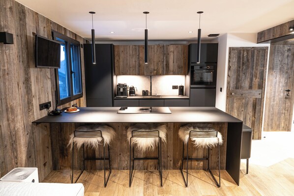 Refrigerador, microondas, horno, placa de cocina