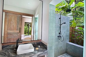Shower, hair dryer, towels, soap - Mango Tree Villa- chic luxury surrounded by jungle! A tree huggers paradise (Ko Pha-ngan)
