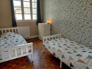 2 habitaciones, tabla de planchar con plancha y cuna de viaje 