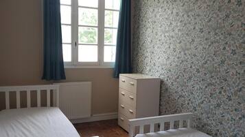 2 bedrooms, travel cot, bed sheets