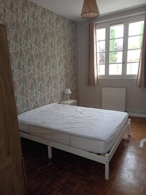 2 chambres, fer et planche à repasser, lit parapluie, Wi-Fi gratuit