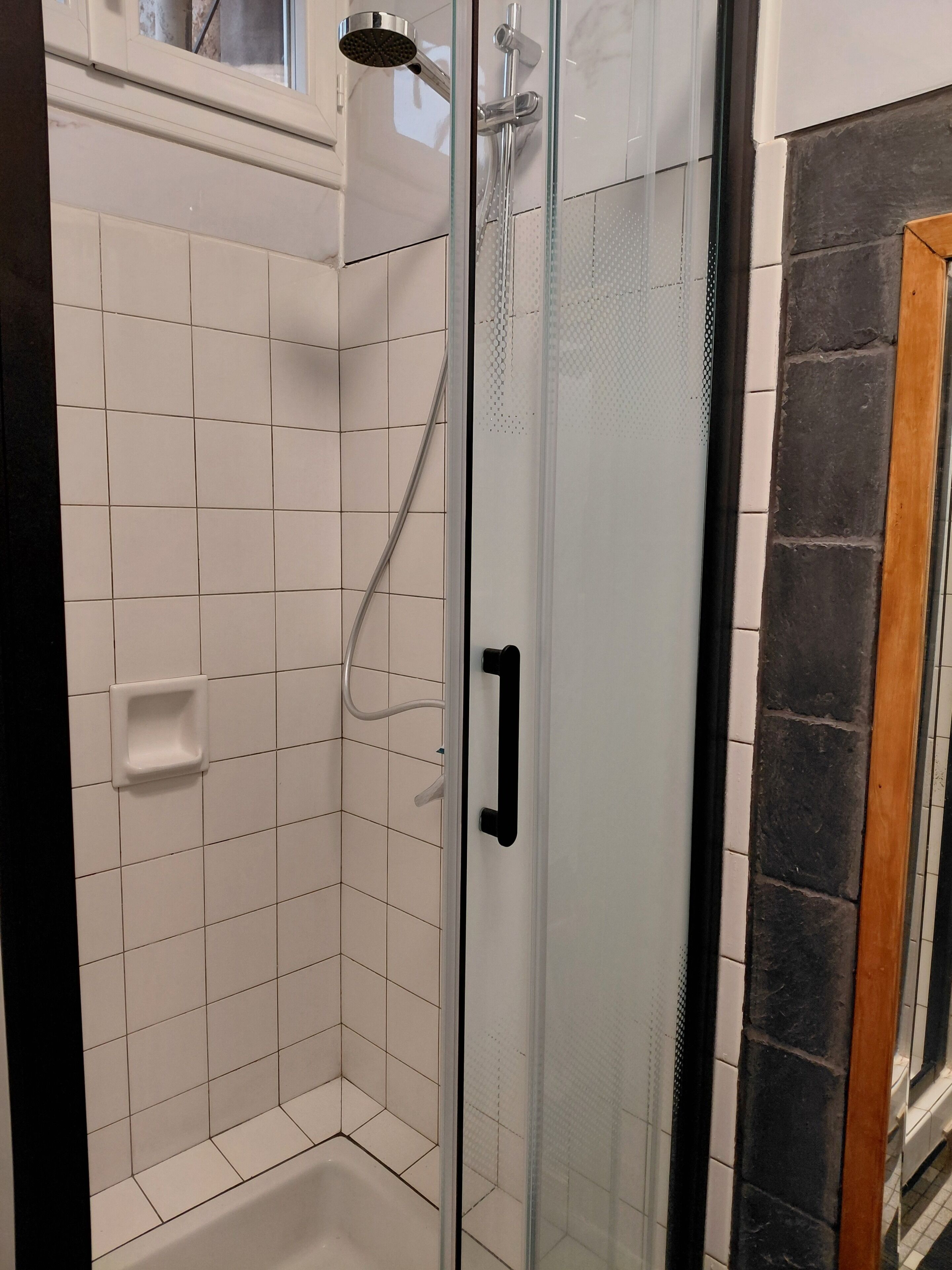 Een douche, een haardroger, handdoeken
