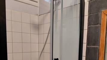 Een douche, een haardroger, handdoeken