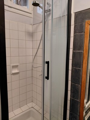 Een douche, een haardroger, handdoeken