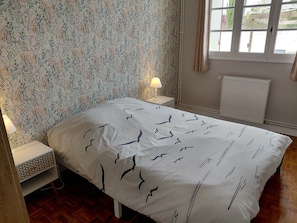 2 bedrooms, iron/ironing board, travel cot, free WiFi