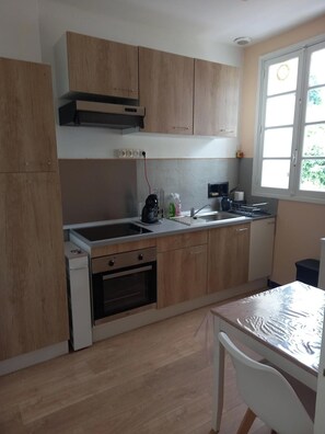 Een koelkast, een magnetron, een oven, een kookplaat