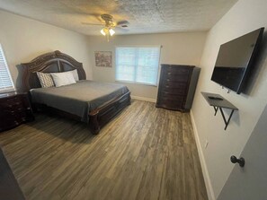 3 bedrooms, iron/ironing board, WiFi, bed sheets - Marietta Square TownHome (Marietta)