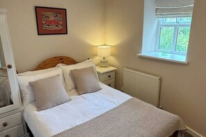 3 habitaciones, tabla de planchar con plancha, wifi y ropa de cama