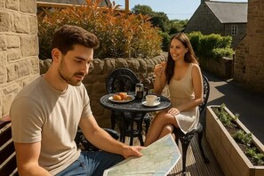 Outdoor dining - Hiker’s Eyam Hideout (Eyam)