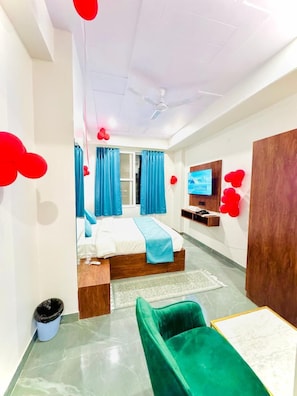 Desk, laptop workspace, free WiFi