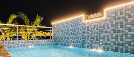 Desk, laptop workspace, free WiFi