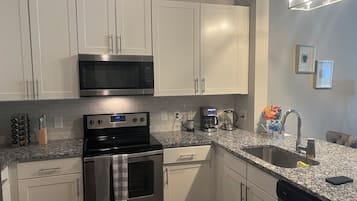 Een koelkast, een magnetron, een oven, een kookplaat