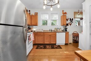 Four à micro-ondes, un four, surface de cuisson, lave-vaisselle