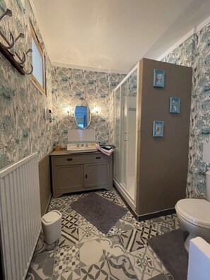 Dusche, Haartrockner, Handtücher, Seife