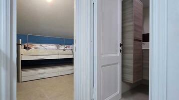 2 bedrooms, iron/ironing board, bed sheets