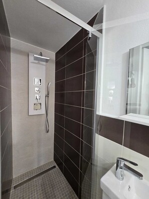 Shower, hair dryer, bidet, towels - Modern vacation home within walking distance of the sea (Santa Caterina di Pittinuri)