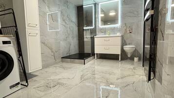 Douche, sĂšche-cheveux, serviettes fournies, savon