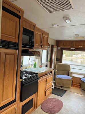 Refrigerador, microondas, horno y parrilla de estufa