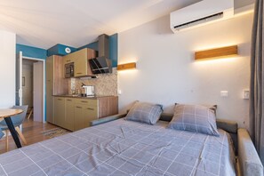 2 bedrooms, free WiFi, bed sheets - Apartment 'Studio Golf De Pont Royal' with Mountain View, Wi-Fi and Air Conditioning (Mallemort)