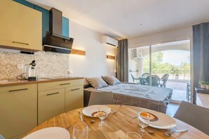 Dining - Apartment 'Studio Golf De Pont Royal' with Mountain View, Wi-Fi and Air Conditioning (Mallemort)