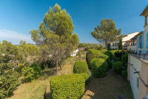 Property grounds - Apartment 'Studio Golf De Pont Royal' with Mountain View, Wi-Fi and Air Conditioning (Mallemort)