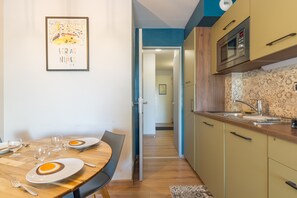 Fridge, microwave, oven, stovetop - Apartment 'Studio Golf De Pont Royal' with Mountain View, Wi-Fi and Air Conditioning (Mallemort)