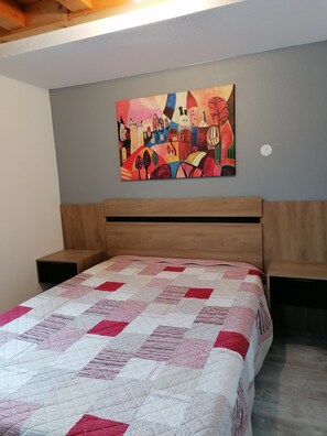 2 quartos, ferros/tábuas de passar roupa, Wi-Fi, roupa de cama