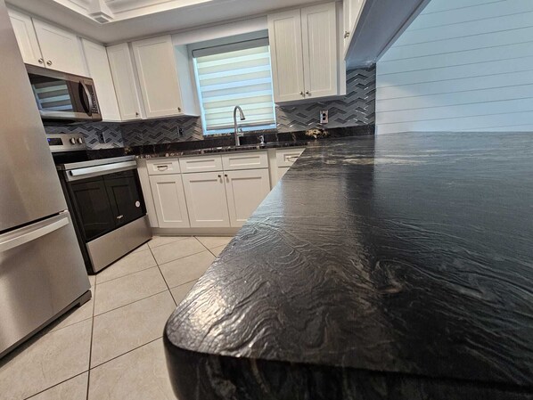 Micro-ondes, four, plaque de cuisson, lave-vaisselle