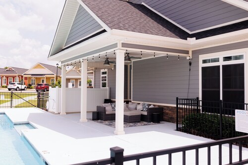 The Cottages 2 2BR2BA Dothan Pet Friendly Gorgeous Pool, Pickle Ball court, Gym