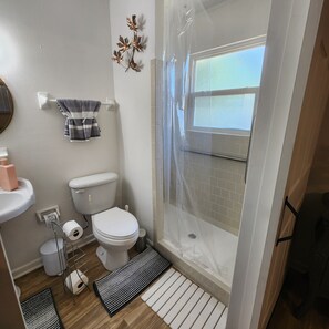 Dusche, Haartrockner, Handt ücher, Seife