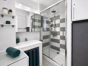 Shower, eco-friendly toiletries, hair dryer, towels - Palhawai • Golden Sands & Endless Blues (Palavas-les-Flots)