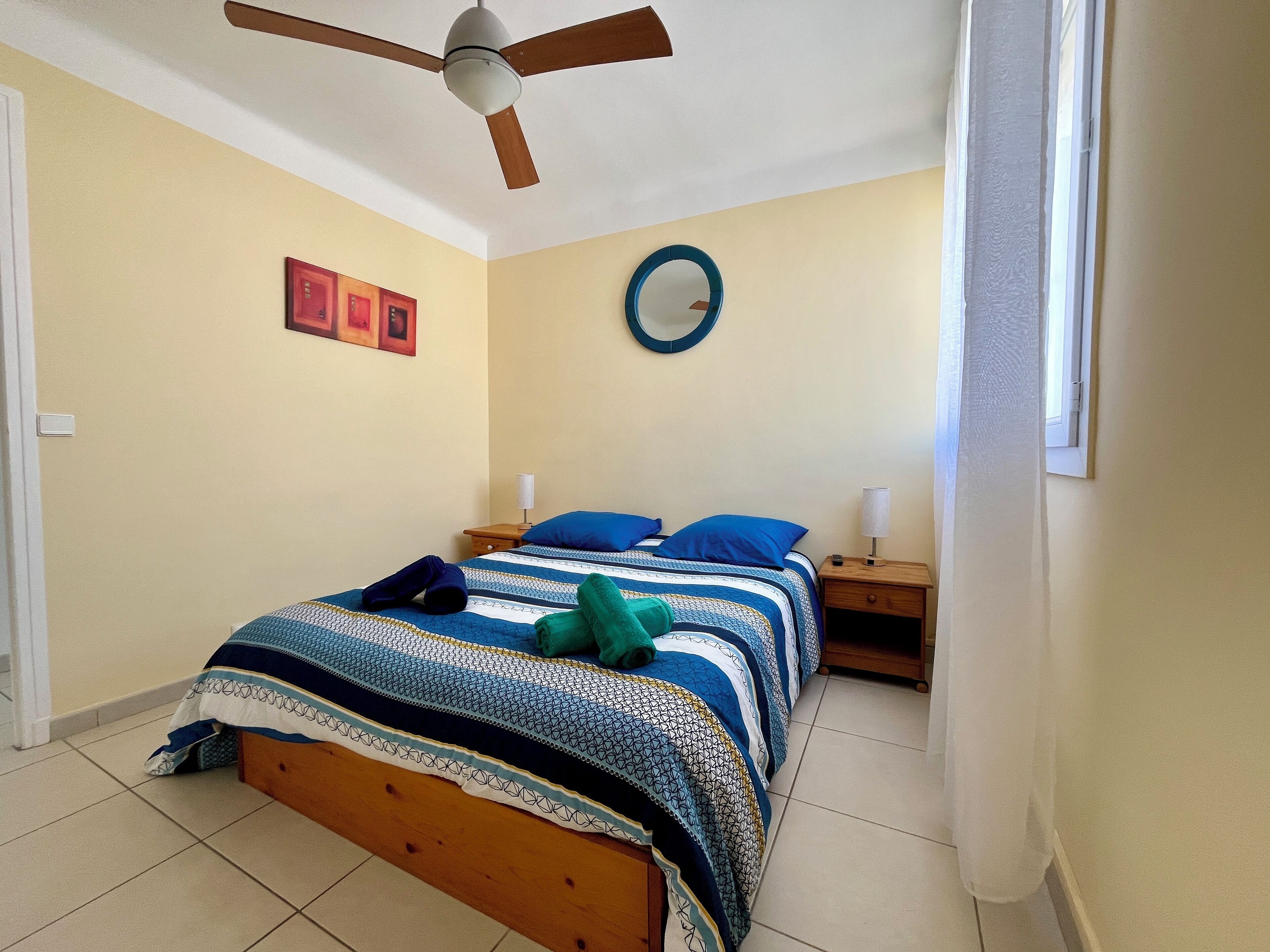 2 slaapkamers, een strijkplank/strijkijzer, reisbedje, gratis wifi