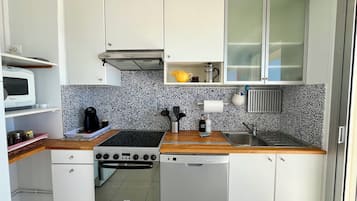 Frigorifero, microonde, forno, piano cottura