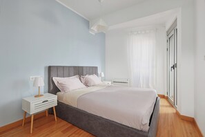 Ropa de cama hipoalergénica y tabla de planchar con plancha 