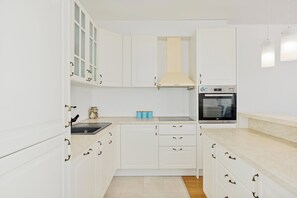 Superior Apartment, 2 Bedrooms, Mountain View | Private kitchen