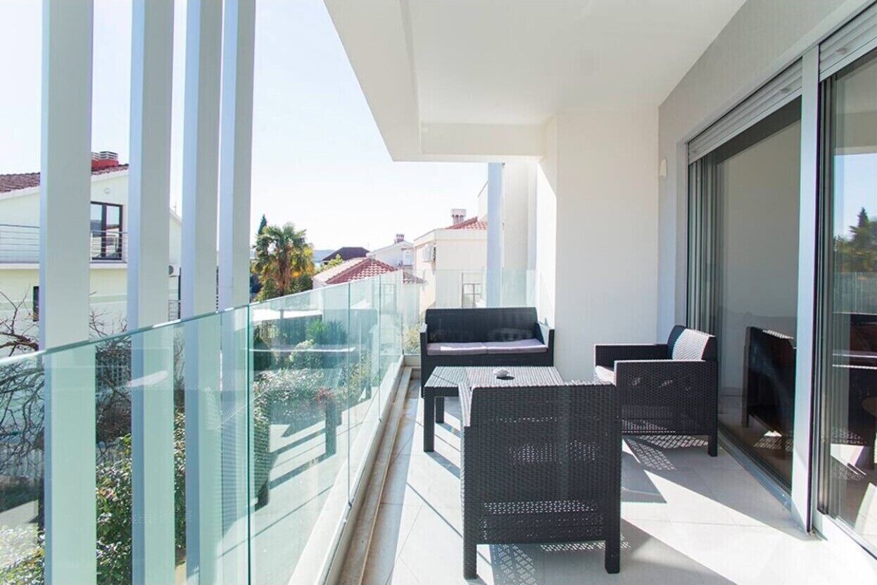 ดีลักซ์อพาร์ทเมนท์, เห็นวิวทะเลบางส่วน | ระเบียง