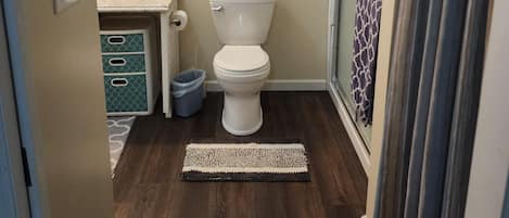 Dusche, HandtĂŒcher, Seife, Toilettenpapier