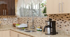 Refrigerador, microondas, horno, cafetera/tetera