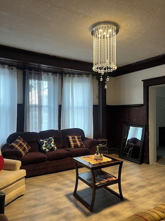 TV. El Castillo
Spacious 5-bedroom house in delightful Steubenville with AC