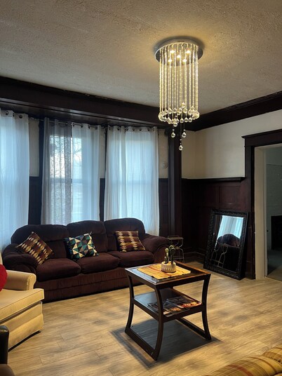 El Castillo 
Spacious 5-bedroom house in delightful Steubenville with AC