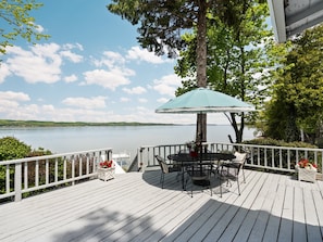 Outdoor dining - Waterfront Home in Suttons Bay – 3BR / 3BA (Suttons Bay)
