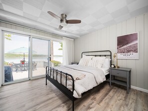 3 bedrooms, desk, WiFi, bed sheets - Waterfront Home in Suttons Bay – 3BR / 3BA (Suttons Bay)