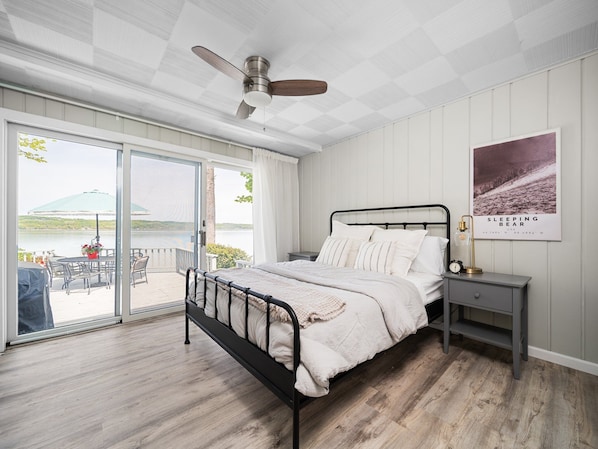 3 bedrooms, desk, WiFi, bed sheets - Waterfront Home in Suttons Bay – 3BR / 3BA (Suttons Bay)