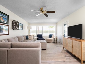 Smart TV, fireplace, computer monitors - Waterfront Home in Suttons Bay – 3BR / 3BA (Suttons Bay)