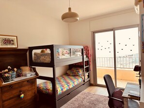 4 habitaciones, tabla de planchar con plancha, wifi y ropa de cama 
